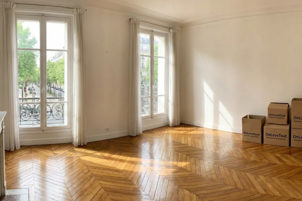 Appartement parisien vide et lumineux après débarras professionnel OnLeveTout - salon avec parquet ciré, grandes fenêtres, prêt pour nouvelle vie