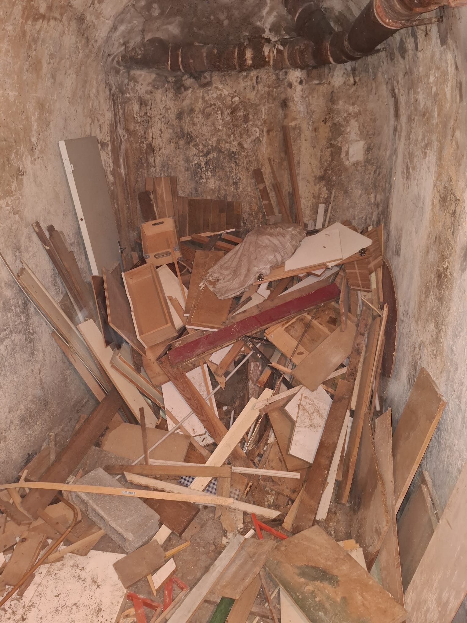 Avant intervention débarras cave encombrée Boulogne 92 - OnLeveTout