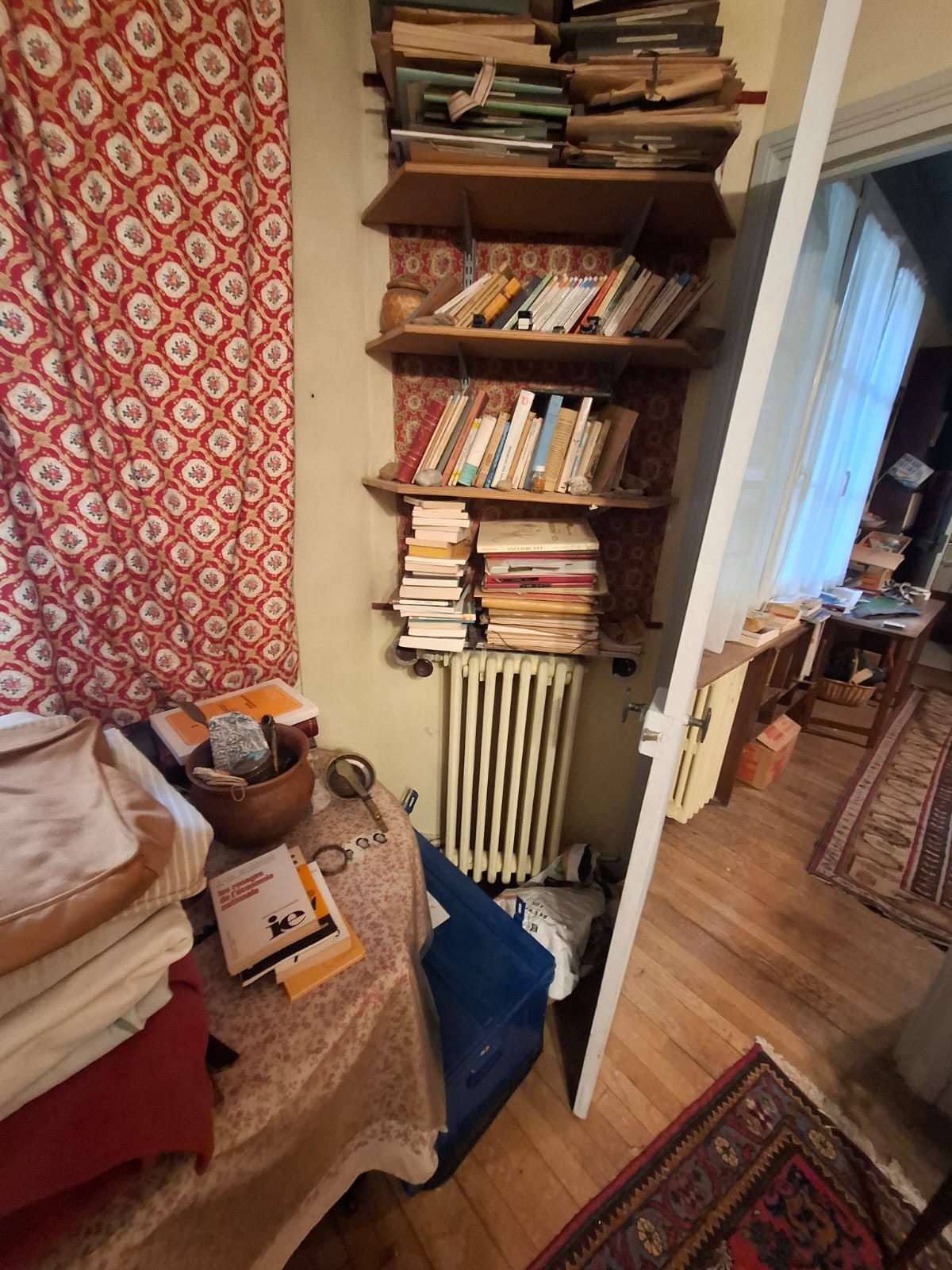 Appartement T3 Paris 55m² nécessitant débarras complet - séjour avec bibliothèque, deux chambres encombrées, meubles anciens et électroménager