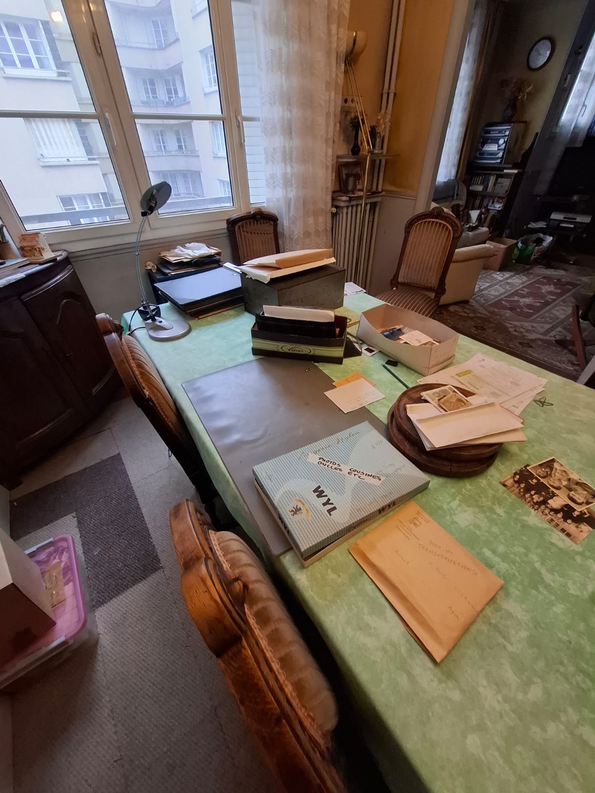 Grand appartement T4 T5 haussmannien Paris 16ème 120m² avant débarras - salon avec parquet massif, moulures au plafond, mobilier ancien, cheminée en marbre