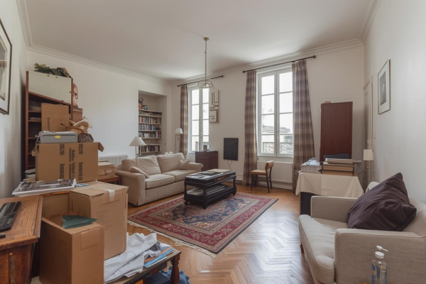 T1bis 35m² à vider à Paris - appartement une pièce avec alcôve et nombreux meubles